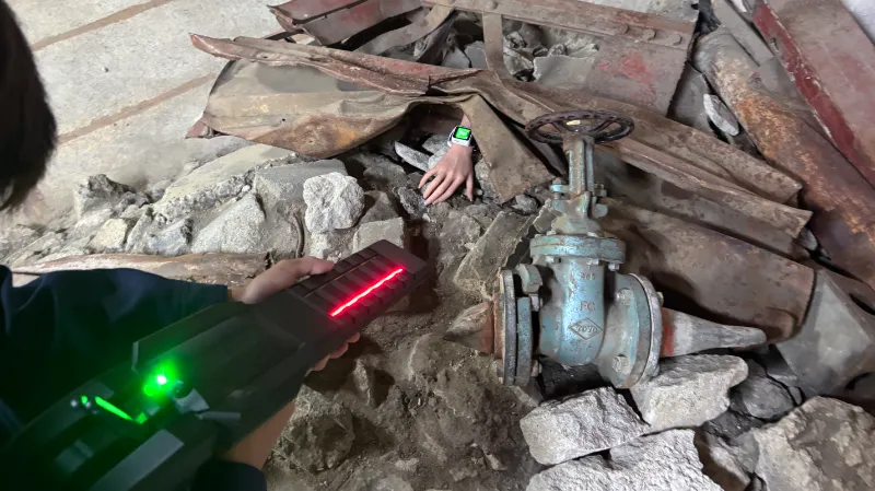 バイタルセンサー付きRFIDタグと探知機で瓦礫の下の被災者を発見する仕組み