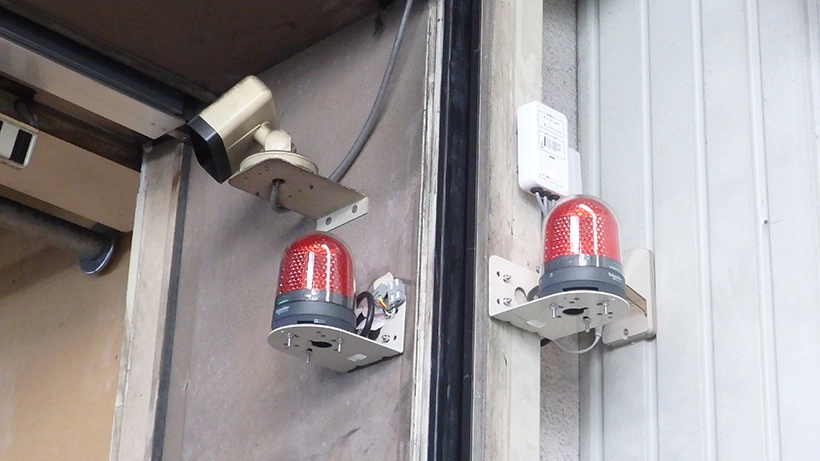 ヒヤリハンターの磁界を検知して警報する壁設置センサ